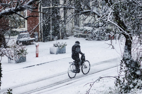 Cycliste sous la neige l'hiver